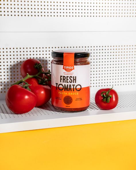 Tipico Italian Grocer on Behance Pasta Sauce With Fresh Tomatoes, Anna Chan, Italian Sauce, Jar Packaging, Tomato Pasta Sauce, Hamper Boxes, Graphic Design Packaging, Sauce Tomate, Design Packaging