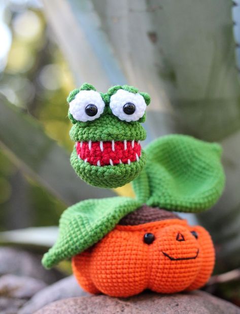 Pumpkin Pot, Crochet Plants, Spooky Halloween Decor, Alien Plants, Man Eating, Diy Pet Toys, Diy Crochet Toys, Spooky Halloween Decorations, Crochet Plant