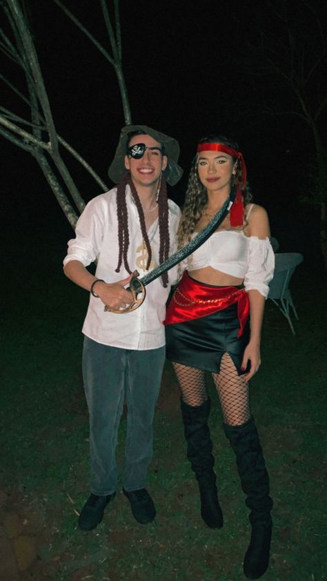 Halloween Date, Halloween Parejas, Pirate Halloween Costumes, Pirate Halloween, Couples Halloween Outfits, Cute Couple Halloween Costumes, Fantasias Halloween, Pirate Costume, Couple Halloween