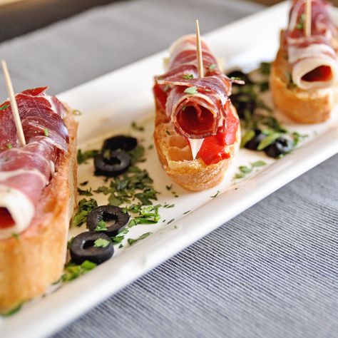 Watch our video on how to make open faced jamon Iberico sandwiches, known as ¨Montaditos de Jamon Serrano¨ in Spain. This is the perfect party appetizer. Spanish Menu, Spain Tapas, Tapas Party, Spanish Olives, Open Faced Sandwich, Piece Of Bread, Party Appetizer, Open Face, Perfect Appetizers