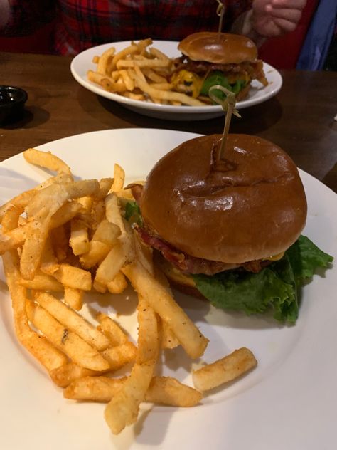 Fries and bacon cheeseburger. 4\10 Tgi Fridays, Bacon Burger, Bacon Cheeseburger, Food Board, Bed Room, Aesthetic Food, Cheeseburger, Bacon, Yummy Food