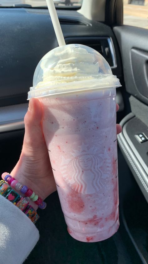 Iced Coffee Pictures, Diy Frappuccino, Starbucks Strawberry Frappuccino, Keto Caramel, Aesthetic Starbucks, Aesthetic Strawberry, Cold Starbucks Drinks, Starbucks Strawberry, Iced Starbucks Drinks