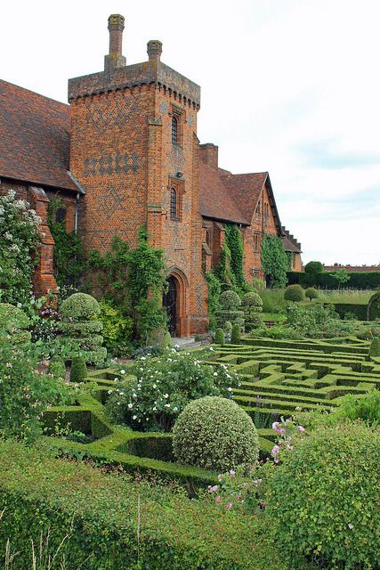 Avec M Maze Garden, Hertfordshire England, House England, Garden Maze, Knot Garden, Old Palace, Hatfield House, English Manor Houses, English Castles