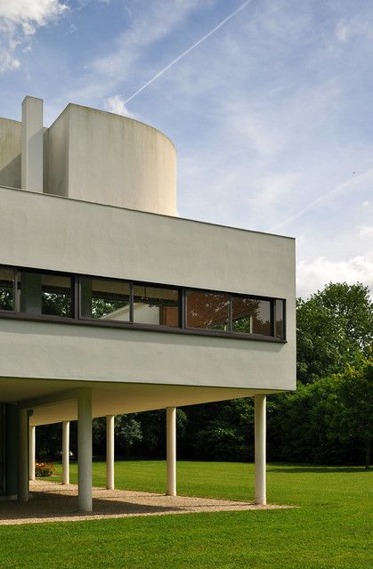 Ronchamp Le Corbusier, Le Corbusier Villa Savoye, International Style Architecture, Le Corbusier Designs, Corbusier Architecture, Berlin Architecture, Le Corbusier Architecture, Villa Savoye, White Architecture