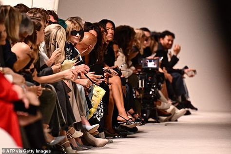 Front Row Fashion Show, Fashion Show Front Row, Vogue Editor In Chief, Fashion Week Front Row, American Vogue, Row Fashion, Vision 2025, Fashion Catwalk, Suki Waterhouse