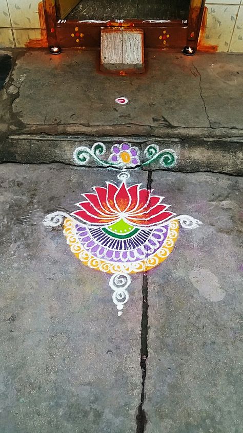 Creative Rangoli, Plain Black Wallpaper, Very Easy Rangoli Designs, Rangoli Designs Photos, Copper Statue, Rangoli Colours, Sikku Kolam, Colorful Rangoli, Daily Rangoli