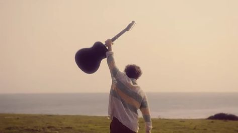 Harry Styles Vogue, Vogue Youtube, Harry Styles Singing, Computer Wallpaper Hd, Harry Styles Golden, Styled Desktop, Harry Styles Aesthetic, Mac Wallpaper, Harry Styles Wallpaper