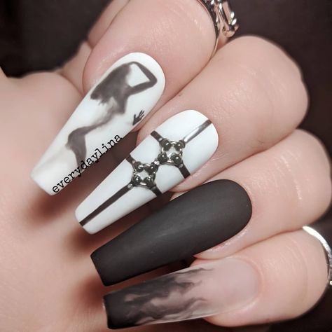 Lina R auf Instagram: „Fun fact: this is the first design I thought of for Valentine's day. Why? Idk, no reason ☺️ #everydaylina #gothgirl #goth #kinkychicks…“ Goth Valentines Day Nails, Goth Valentines Nails, Dark Valentines Day Nails, Valentine Nail, Nail Goals, Valentine Nail Art, Winter Nails Acrylic, Nail Colour, Dark Nails