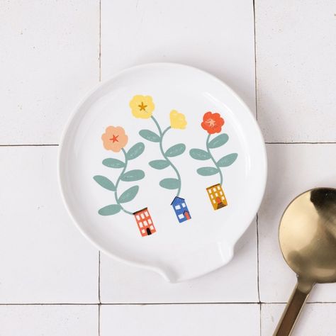 Home is not just a place, but a feeling. 🏡 This charming ceramic spoon rest, adorned with three little houses and flowers blossoming from each is a symbol of warmth, growth, and the beauty of everyday moments. Bring a piece of hygge into your kitchen and let every meal preparation be a reminder to slow down, savor the moment, and cultivate happiness in the smallest of details. 🌸🍽️ Hygge Vibes, Hygge Box, Spoon Rest Ceramic, Rest House, Ceramic Spoon Rest, Ceramic Spoons, The Embrace, Everyday Moments, Pottery Painting