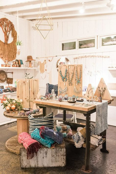 Boho Chic Interior Design, Boutique Store Displays, Boutique Displays, Boho Chic Interior, Boho Store, Bohemian Holiday, Retail Store Interior Design, Store Design Boutique, Boutique Display