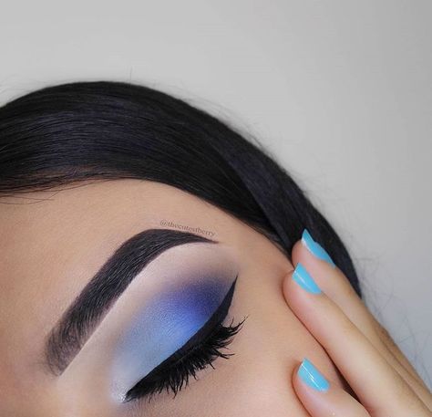 ➢ ＳｔｏｎｅｘｏｘＳｔｏｎｅ ➢ Ｉｎｓｔａｇｒａｍ | Ｐｉｎｔｅｒｅｓｔ Eye Makeup Glitter, Make Up Designs, Birthday 21st, Kylie Lipstick, Maquillage On Fleek, Blue Makeup Looks, Drag Make-up, Blending Eyeshadow, Makijaż Smokey Eye