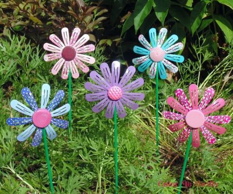 Easy Diy Flowers, Rustic Country Cottage, Green Spray Paint, Recycled Garden, Metal Garden Art, Easy Garden, Painted Metal, Art Flowers, Garden Crafts