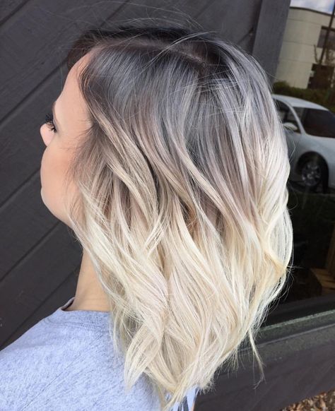 White Hair Grown Out Roots, Drop Root Blonde, Smudge Root Blonde Short Hair, Shadow Root Blonde Short Bob, Grown Out Blonde Hair, Blonde Ombre Short Hair, Party Tips And Tricks, Baylage Hair, Blonde Hair With Roots