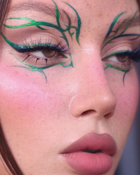 Graphic Eyeshadow Looks, Green Graphic Eyeliner, Green Graphic Liner, Graphic Eyeliner Ideas, Graphic Eyeliner Makeup, Graphic Eyeliner Looks, Graphic Liner Makeup, Eyeliner Graphic, Serum Blush