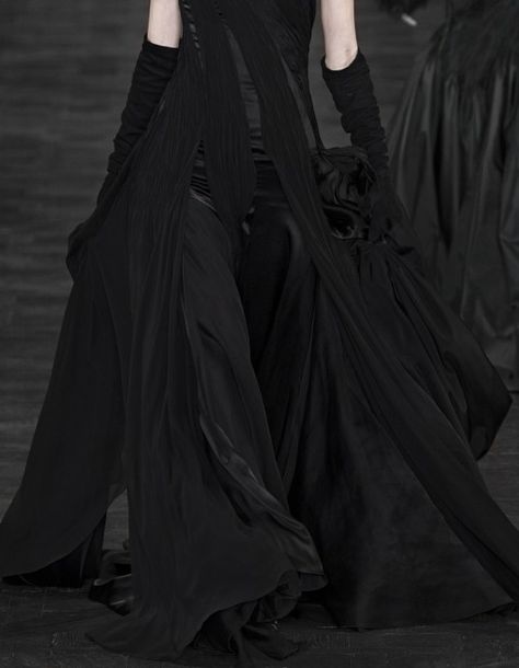 Women's Runway Fashion, Dark Fashion, The Villain, Looks Style, Goth Fashion, Wearing Black, Designer Collection, Runway Fashion, Black Fashion