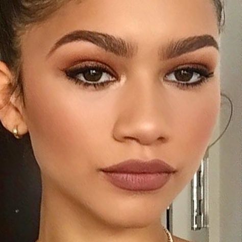 Zendaya Eyes, Trimmed Eyebrows, Thicker Brows, Zendaya Makeup, Celebrity Eyebrows, Fluffy Brows, Zendaya Hair, Eyebrow Growth, Brown Lipstick