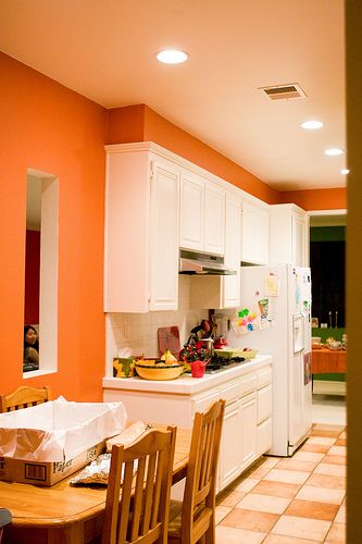 Barva stropu na ostatni steny Kitchen Colors For Walls, Orange Kitchen Walls, Colors For Walls, Dapur Rustic, Grey Kitchen Colors, Orange Kitchen Decor, Best Kitchen Colors, Trendy Kitchen Colors, Paint For Kitchen Walls