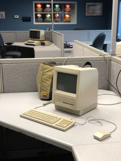 Macintosh Computer, Old Computer, Old Office, Retro Appliances, Computer History, Old Technology, Retro Gadgets, Apple Computer, Vintage Apple