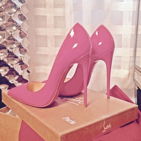 Vibrant nude like pink high heels by Christian Louboutin.   <3 @benitathediva Pink High Heels, Ținută Casual, Gorgeous Shoes, Fabulous Shoes, Hot Shoes, Crazy Shoes, Pretty Shoes, Dream Shoes, Suho