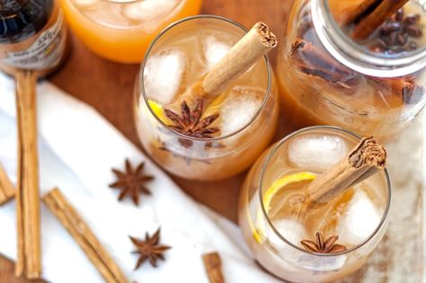 Looking for a fall cocktail? Try this autumn spiced rum cider cocktail - the perfect blend of spiced rum, spiced apple cider and hard cider. Cinnamon and star anise! Star Of Anise, Caramel Apple Suckers, Caramel Apple Sangria, Caramel Apple Pops, Apple Cider Punch, Cider Cocktail, Spicy Candy, Cider Drinks, Cocktails And Mocktails