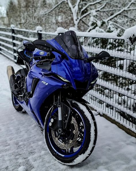 Blue Motorcycle Aesthetic, Jay Ferin, Blue Vehicles, Motorcycle Blue, Arch Motorcycle, Blue Helmet, Yamaha R25, Arch Angel, Blue Motorcycle