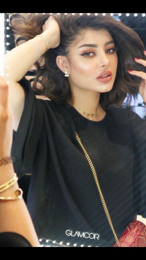 Kuwaiti makeup artist Ghadeer sultan eyebrows on fleek 💄 Ghadeer Sultan, Eyebrows On Fleek, Eyebrows, Makeup Artist, Hair Wrap, Saree, Hair Styles, Makeup, Beauty