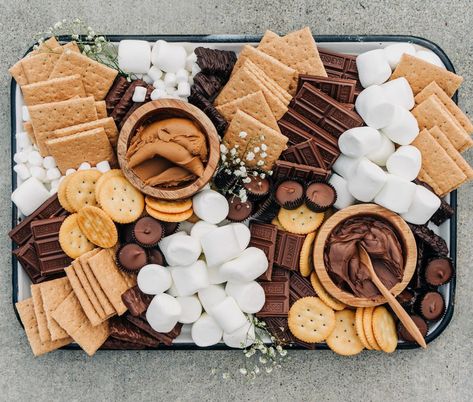 Campfire Snacks, Easiest Dessert, Pyjamas Party, Jenny Cookies, Dessert Board, Charcuterie Inspiration, Snack Board, Party Food Platters, Charcuterie Recipes