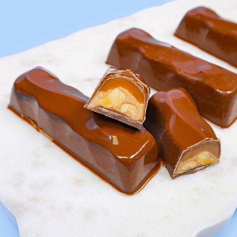 Nougat, Caramel & Peanut Candy Bar Recipe | Snickers Dupe Peanut Bar, Candy Bar Recipe, Peanut Candy, Caramel Bars, Snickers Bar, Homemade Snickers, Caramel Candy, Chocolate Candy Bar, Candy Recipes Homemade