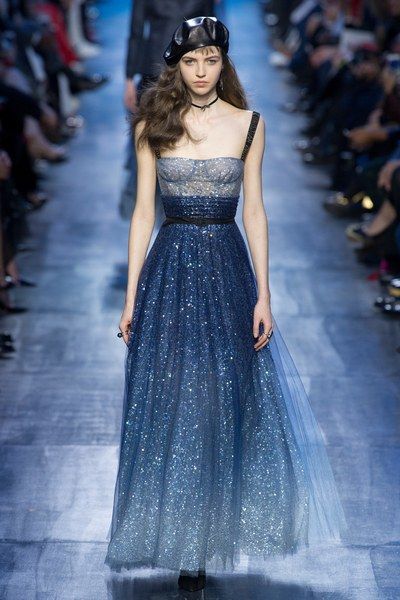 View the complete Fall 2017 collection from Christian Dior. Gorgeous Gowns, Fall 2017, Elie Saab, Mode Inspiration, Beautiful Gowns, Fancy Dresses, Blue Dress, Couture Fashion, Gorgeous Dresses