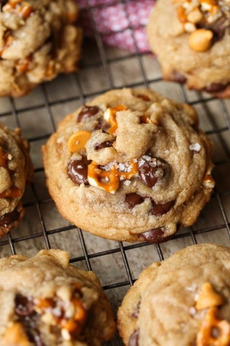 Pretzel Chocolate, Pretzel Cookies, Slow Cooker Desserts, Thanksgiving Cookies, Browned Butter, Think Food, Halloween Desserts, Easy Cookie Recipes, Easy Cookies