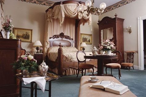 Eye For Design: Antebellum Interiors With Southern Charm ,Ya'll Antebellum Interiors, Antebellum Mansions, 1800s Home, Antebellum Home, Dream Bedrooms, Victoria House, Colonial Homes, Victorian Home Decor, Antebellum Homes