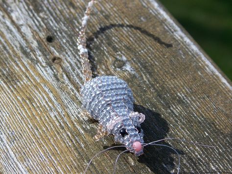 Rat Bead Pattern, Beaded Animals Tutorial, Glass Bead Crafts, Seed Bead Projects, Seed Bead Crafts, Animal Knitting Patterns, Seed Bead Pattern, Diy Friendship Bracelets Patterns, Bead Weaving Patterns