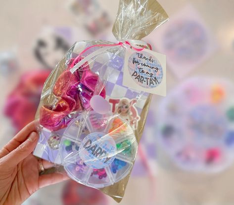 Taylor Swift Goodie Bag Ideas, Party Goodie Bag Ideas, Goodie Bag Ideas, Homemade Presents, Birthday Party Goodie Bags, Friendship Bracelet Kit, Swift Party, Bracelet Stuff, Christmas Hostess Gifts