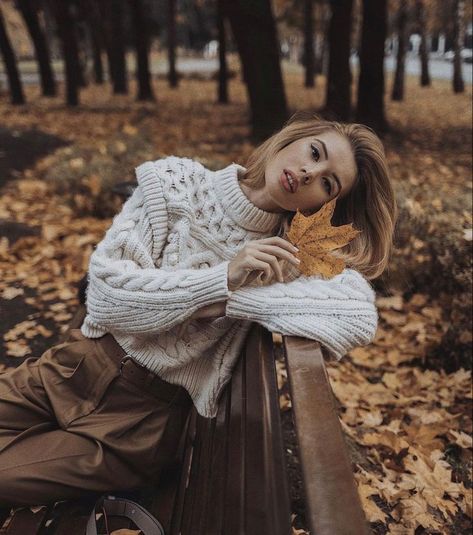 Sister Shoot, Pose Mannequin, Autumn Photography Portrait, Fall Photo Shoot Outfits, Fall Shoot, Fall Portraits, Instagram Autumn, Photographie Portrait Inspiration, Autumn Park