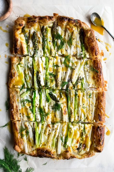 Springtime Appetizers, Honey Mustard Sauce Recipe, Spinach Puff Pastry, The Original Dish, Spring Appetizers, Asparagus Tart, Vegetable Tart, Savory Tarts, Easter Food Appetizers