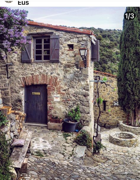 Plum Cottage, Rustic Italian Home, Stone Building, Stone Cottages, Old Stone Houses, Casa Country, Rustic Italian, Italian Home, Cottage Cabin