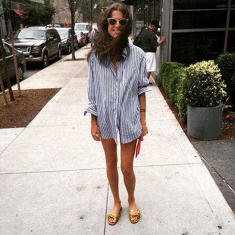 Pin for Later: How to Live Out the Rest of the Summer in Your Favorite Wardrobe Staples A Button-Down Shirt Oversize as a dress with sandals. Leandra Medine Style, Collared Shirts, Leandra Medine, Mum Fashion, Sassy Outfit, Man Repeller, Looks Street Style, Style Inspiration Summer, Street Style Inspiration