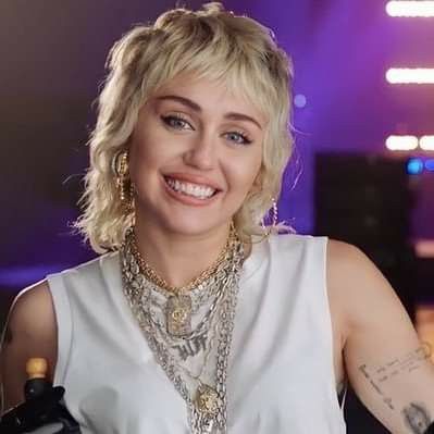 Miley Cyrus Plastic Hearts Era, Miley Mullet, Miley Cyrus Mullet, Short Shag Mullet, Miley Cyrus Plastic Hearts, Miley Whats Good, Shag Mullet, Miley Cyrus Hair, Shaved Hair Cuts