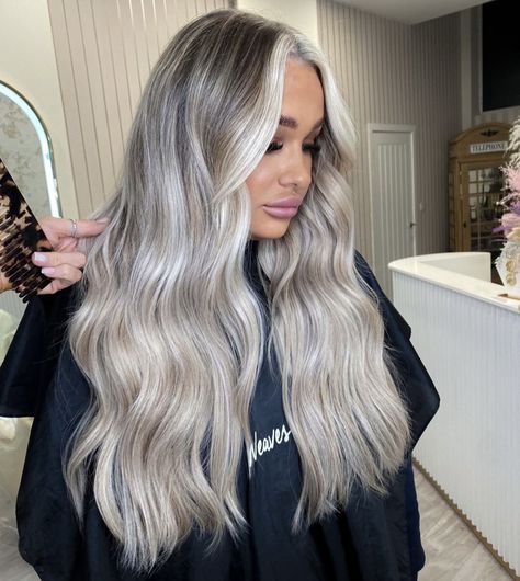 Cool Blonde With Dark Roots, Dark Roots Ash Blonde Hair, Total Blonde Hair, Root Stretch Hair Blonde, Dark Roots Blonde Hair Balayage, Sand Blonde Hair, Icy Blonde Hair Color, Ashy Hair, Platinum Blonde Balayage