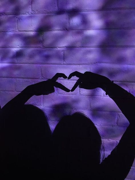 Cute Hand Heart Aesthetic, Purple Best Friend Aesthetic, Finger Hearts Aesthetic, Friends Purple Aesthetic, Purple Aesthetic Friends, Purple Friends Aesthetic, Aesthetic Background Friends, Purple Heart Aesthetic, Layla Aesthetic