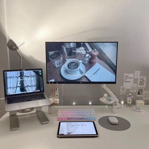 Laptop Monitor Setup Ideas, Laptop Monitor Desk Setup, Desk Monitor Setup, Monitor And Laptop Desk Setup, Laptop And Monitor Desk Setup, White Desk Setup, Laptop Setup, Cozy Setup, Beautiful Office Spaces