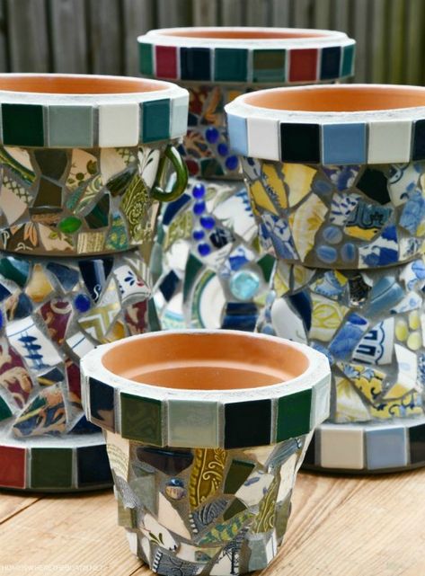 Let your creativity bloom with DIY Mosaic Flower Pots! Upcycle your broken dishes or thrift store finds with this trash-to-treasure craft and create one-of-a-kind flower pots for your garden or for gifts.   This is a fun and creative way to transform plain terra cotta pots, turning them into a one-of-a-kind pieces of garden art for your flowers. The beauty of this craft project is that you can recycle your broken dishes, use thrift store finds, ceramic tiles, glass marbles or whatever… Fun Planters, Mosaic Planters, Treasure Craft, Mosaic Pots, Mosaic Flower Pots, Diy Mosaic, Pot Crafts, Treasure Crafts, Mosaic Design