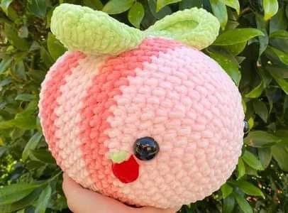 Pink Bee Crochet, Crochet Plushies Easy Tutorial, Crochet Bee Plushie Pattern, Strawberry Bee Crochet, How To Crochet A Bee, Cute Crochet Plushies Easy, Pink Things To Crochet, Crochet Plush Ideas, Crochet Bee Pattern Free