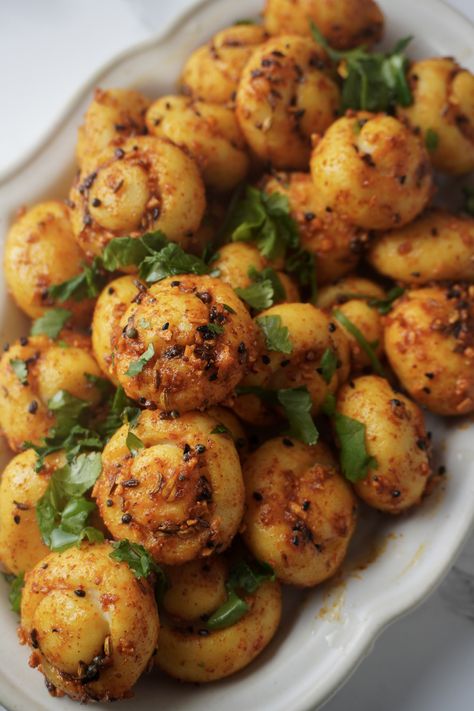 Spicy Viral Potato Dumplings – Vegan, Indian Style - BeExtraVegant Vegan Jacket Potato, Jacket Potato Recipes, Potato Recipes Indian, Jacket Potato Recipe, Potato Dumpling Recipe, Indian Comfort Food, Viral Recipes, Potato Dumplings, Jacket Potato