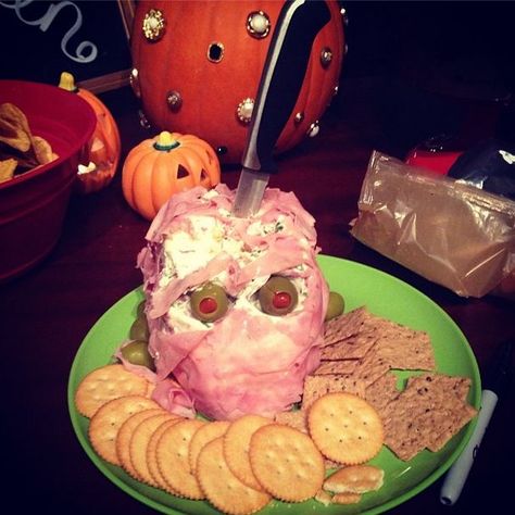 Skull Cheeseball Recipe, Skull Cheeseball, Creepy Food, Recetas Halloween, Halloween Foods, Creepy Faces, Spooky Food, Spooky Party, Halloween Appetizers