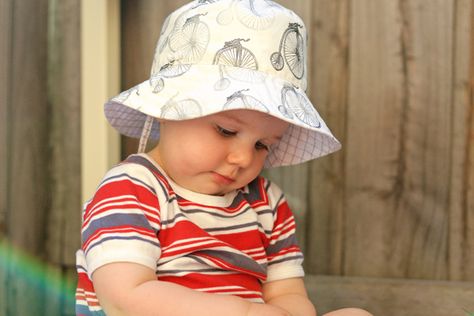 Free pattern for a bucket hat  http://www.melaniefalickbooks.com/storage/STCCraft_OliverS_BucketHatPattern_.pdf Bucket Hat Pattern, Sewing Hats, Boy Sewing, Hat Patterns To Sew, Trendy Sewing, Baby Sewing Projects, Toddler Hat, Sewing Projects For Kids, Baby Projects