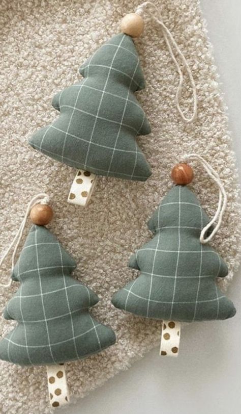 Easy Sew Christmas Decorations, Scrap Fabric Christmas Ornaments, Quick Diy Christmas Gifts Sewing Projects, Fabric Ornaments Diy, Quick Diy Christmas Gifts, Christmas Sewing Crafts, Unconventional Christmas Trees, Fabric Christmas Decorations, Christmas Decorations Sewing