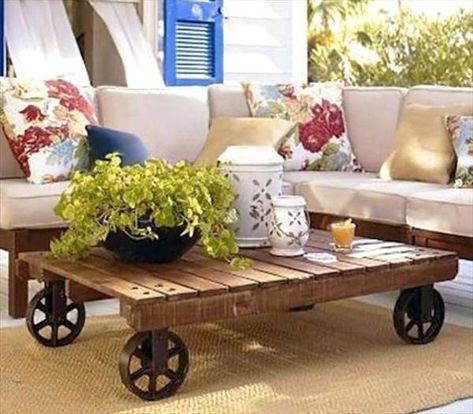 Living room furniture design offer great ideas for recycling wood pallets Wooden Pallet Coffee Table, Table Palette, Diy Patio Table, Coffee Table With Wheels, Wooden Pallet Furniture, Recycled Pallet, Recycled Pallets, Wood Pallet Projects, Beginner Woodworking Projects