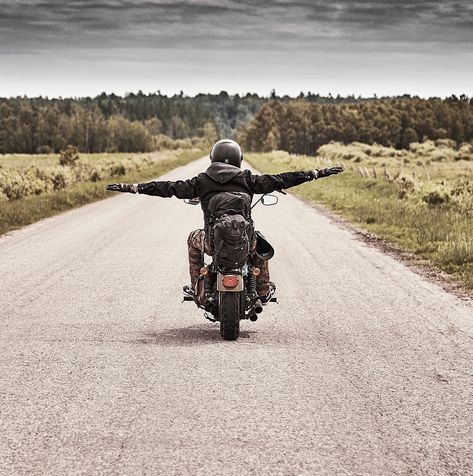 "The older I get the more I understand how important it is to live a life most people don't understand." Not my quote but thought it was perfect for this image. Motorcycle road trip. Freedom. Motorcycle lifestyle Photo @themotofoto Motorcycle Road Trip, Road Trip Photography, Motorcycle Couple, Bobber Custom, Motorcycle Photography, Home Stretch, Dreams And Visions, Motorcycle Travel, Scenic Roads