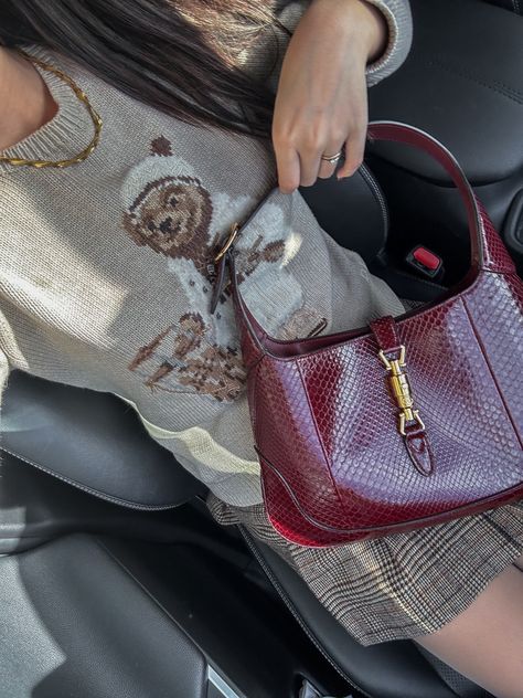 Ralph Laurent sweater / Red Gucci Jackie shoulder bag / Autumn outfit inspo / Cosy autumn outfit Gucci Jackie Red, Polo Bear Sweater, Autumn Outfit Inspo, Ralph Laurent, Cosy Autumn, Nyc Fits, Bear Sweater, Winter Photoshoot, Snow Outfit